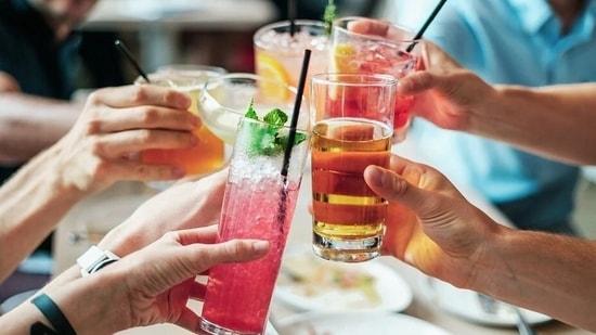 Limit Alcohol: వెచ్చగా ఉండటానికి కొంతమంది మద్యం సేవిస్తారు కానీ.. మద్యపానం, ధూమపానం శీతాకాలంలో గుండెపోటు వచ్చే ప్రమాదాన్ని నాటకీయంగా పెంచుతాయి. కాబట్టి అతిగా మద్యపానం, ధూమపానం మానుకోవాలని డాక్టర్లు సూచిస్తున్నారు.