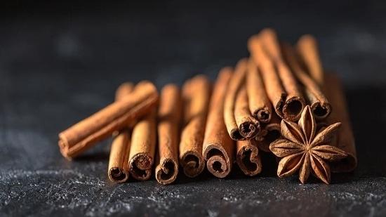 Cinnamon: మధుమేహం సమస్య ఉన్నవారు చక్కెరకు ప్రత్యామ్నాయంగా దాల్చిన చెక్క తీసుకోవచ్చు. ప్రతిరోజూ కొంత మోతాదులో దాల్చిన చెక్క తీసుకోవడం వల్ల అది శరీరంలో ఇన్సులిన్ చర్యను ప్రేరేపిస్తుంది, తద్వారా మధుమేహం సమస్య అదుపులో ఉంటుంది.