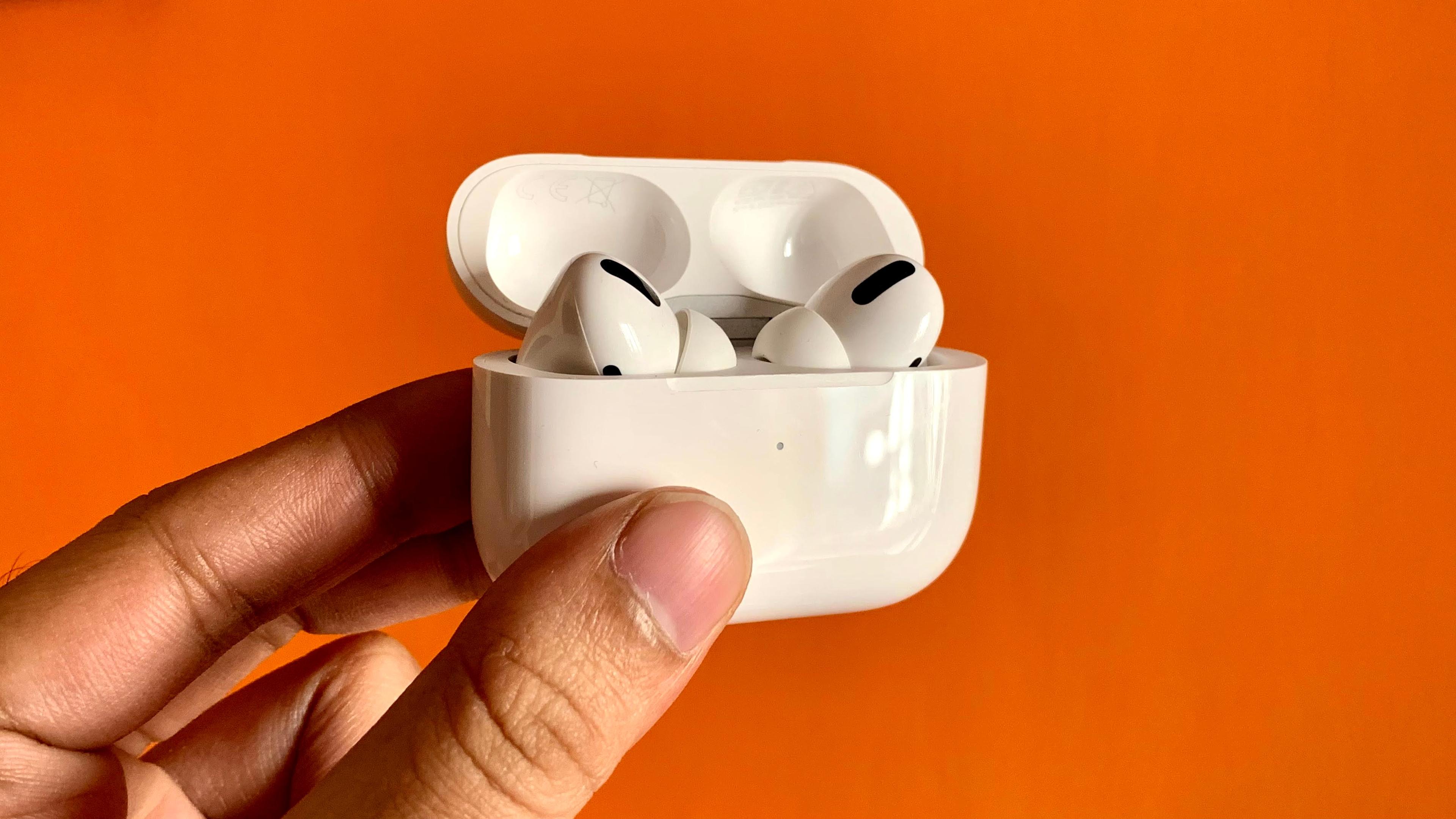 కొత్త Airpods ప్రో విడుదల కూడా ఉంటుందా? అని కొన్ని లీకులు వస్తున్నాయి. 2019లో ప్రారంభమైనప్పటి నుంచి ఇప్పటివరకు కూడా మేము యాపిల్ Airpodsలో కొత్త అప్డేట్స్ రాలేదు. ఈసారి మాత్రం Apple ఛార్జింగ్ కేసు, Apple లాస్‌లెస్ ఆడియో కోడెక్ (ALAC) అలాగే మరికొన్ని ముఖ్యమైన అప్‌గ్రేడ్‌లతో కొత్త AirPods ప్రో 2ని పరిచయం చేయవచ్చు.