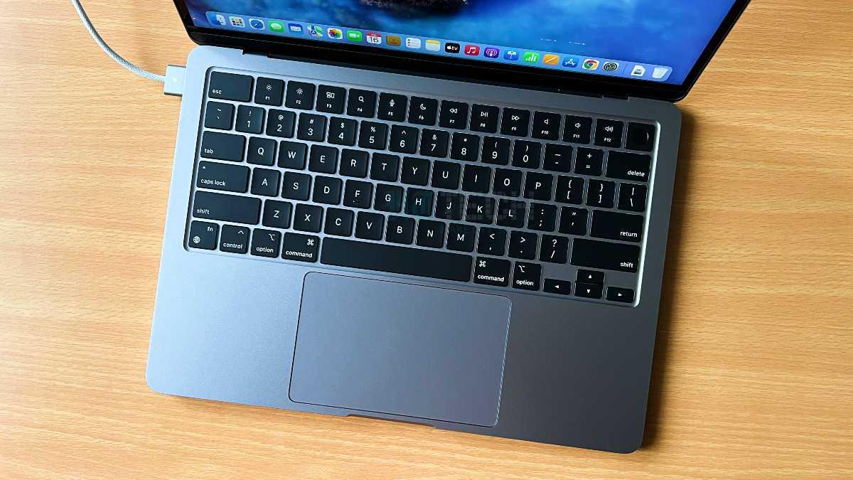 Apple MacBook Air M2లో కీబోర్డ్‌ కూడా పెద్ద కీక్యాప్‌లతో కొత్తగా ఇచ్చారు. . స్లీప్ కీలో టచ్ ID ఫింగర్ ప్రింట్ స్కానర్ అలాగే ఉంది.