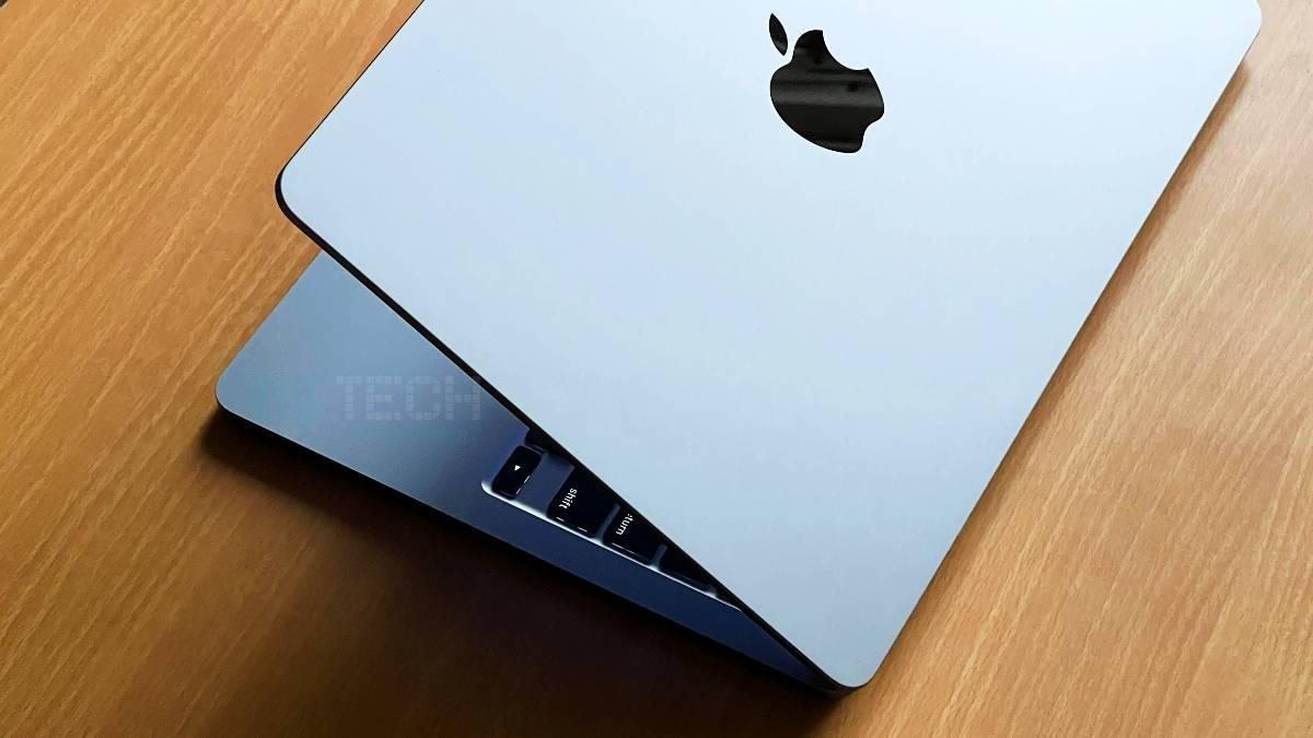 Apple MacBook Air M2లో గరిష్టంగా 18 గంటల బ్యాటరీ లైఫ్ ఉంటుంది. రెండు కాన్ఫిగరేషన్లో ఈ ల్యాప్ టాప్ వచ్చింది. 256GB వేరియంట్ లో 30W అడాప్టర్‌ను అందిస్తుండగా, 512GB వేరియంట్లో 36W డ్యూయల్ పోర్ట్ ఛార్జర్‌ను అందజేస్తున్నారు. ఇది 30 నిమిషాల్లో 0-50 శాతం చేసే 67W ఫాస్ట్ ఛార్జర్‌కు కూడా సపోర్ట్ చేస్తుంది.