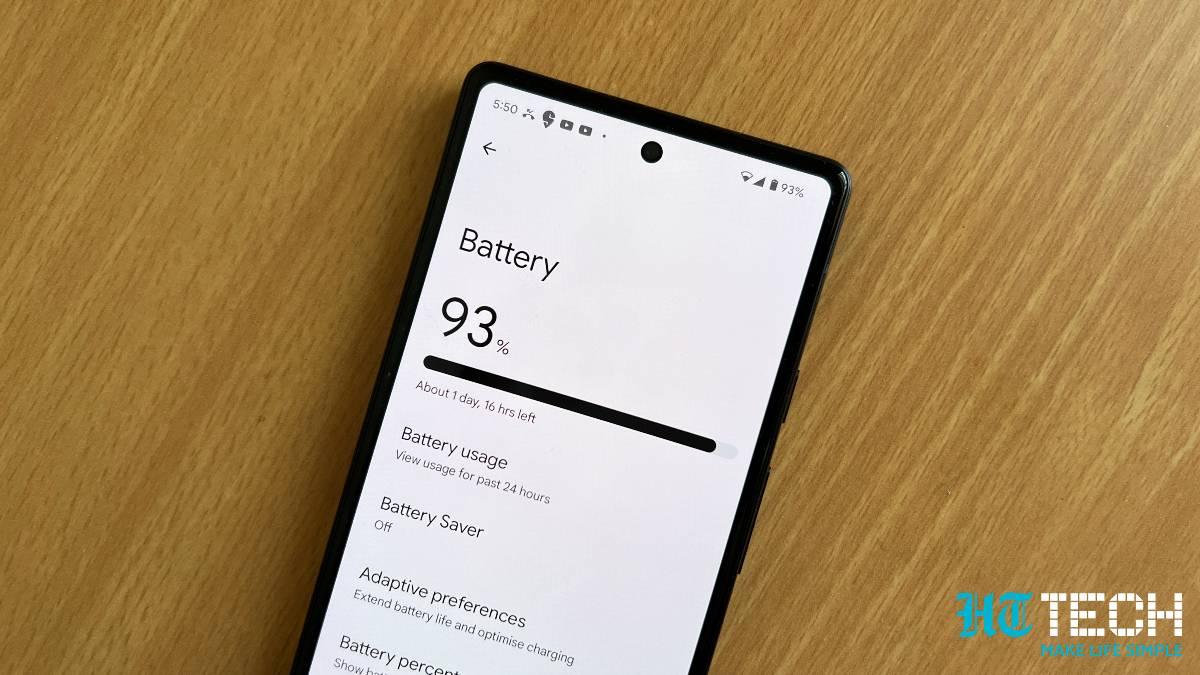 Google Pixel 6aలో 4410 mAh సామర్థ్యం కలిగిన బ్యాటరీ ప్యాక్ ఉంటుంది. అయితే బాక్స్‌లో ఛార్జర్ లేదు, విడిగా కొనుగోలు చేయాలి. దీనికి అందించే 18W ఛార్జింగ్ సపోర్టుతో ఫోన్ ఫుల్ ఛార్జ్ అవటానికి రెండు గంటలకు పైగా పడుతుంది.