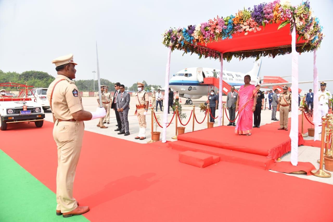 గన్నవరం విమానాశ్రయంలో పోలీసుల గౌరవ వందనం స్వీకరిస్తున్న రాష్ట్రపతి