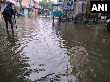 చెన్నై వీధుల్లోకి చేరిన వరద నీరు. తీవ్రంగా ఇబ్బంది పడుతున్న ప్రజలు