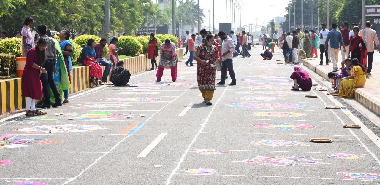 ముగ్గుల పోటీల్లో ఉత్సా‍హంగా పాల్గొంటున్న మహిళలు