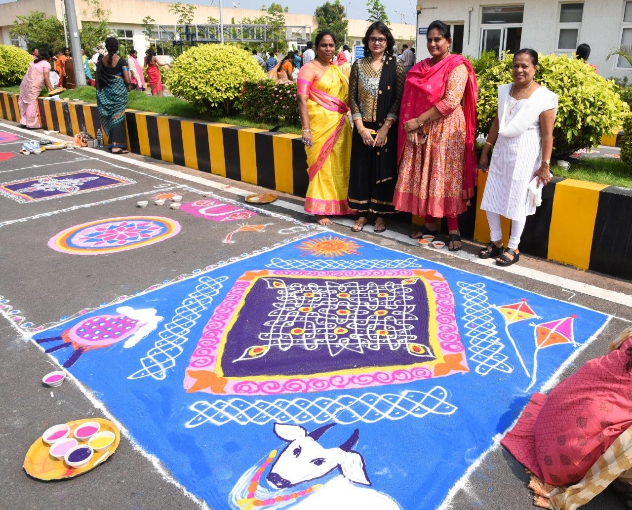 సంక్రాంతి ముగ్గు పోటీల్లో అలంకరించిన రంగవల్లులు