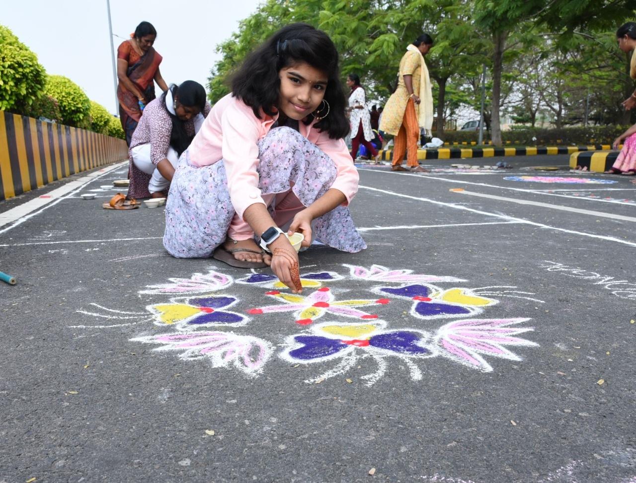 రంగవల్లులను తీర్చిదిద్దుతు్న చిన్నారి