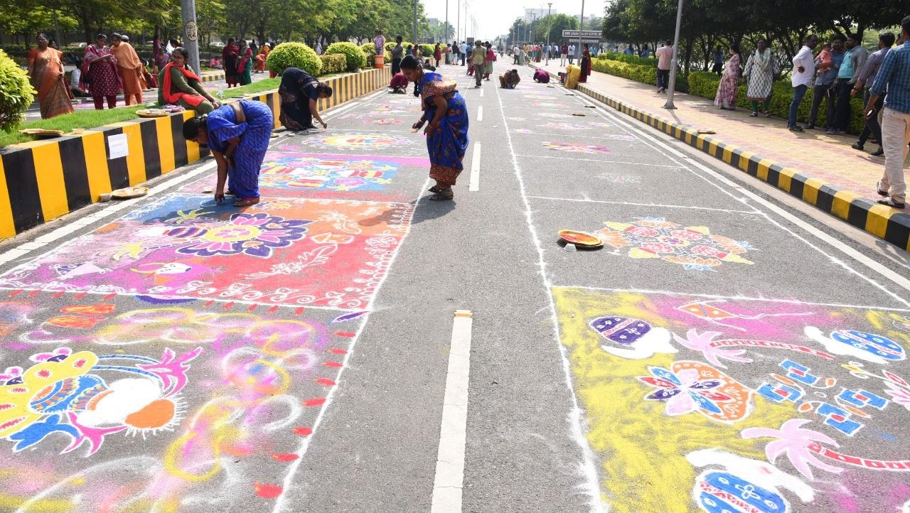 సచివాలయం రోడ్డులో తీర్చిదిద్దిన ముగ్గులు