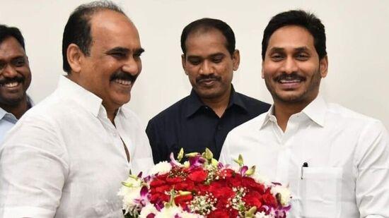 ముఖ్యమంత్రి జగన్‌తో బాలినేని శ్రీనివాసరెడ్డి (ఫైల్)