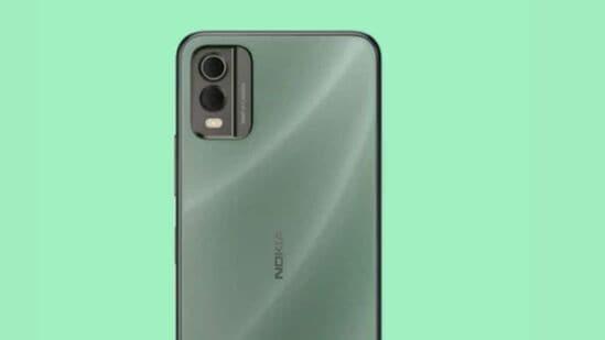 భారత్ లో Nokia C22 నేటి నుంచి కొనుగోలుదారులకు అందుబాటులో ఉంటుంది. ఈ ఫోన్ ప్రస్తుతం చార్ కోల్, స్యాండ్, పర్పుల్ కలర్స్ లో లభిస్తుంది. ధర రూ. 7999 నుంచి ప్రారంభమవుతుంది.