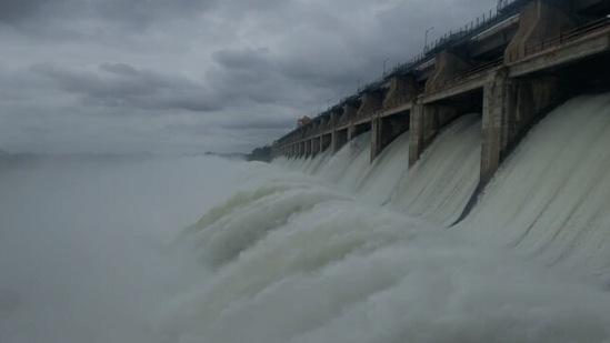 లోయర్ మానేరు డ్యామ్ గేట్లు ఎత్తివేత