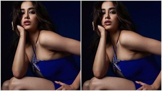 Janhvi Kapoor Hot Photos: ఈ బ్లూ డ్రెస్‌పై అసలు ఎలాంటి ఆభరణాలు లేకుండా జాన్వీ చాలా సింపుల్ గా కనిపించడం విశేషం.