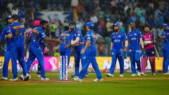 IPL 2024 Points Table: ఐపీఎల్ 2024లో విజయాల ఖాతా తెరవని ఏకైక టీమ్ ముంబై ఇండియన్స్ మూడు మ్యాచ్ లలోనూ ఓడి పాయింట్లేమీ లేకుండా 10వ స్థానంలో కొనసాగుతోంది.