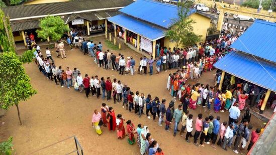 అసోంలోని గౌహతిలోని ఓ పోలింగ్ కేంద్రంలో ఓటు వేసేందుకు బారులు తీరిన ఓటర్లు.