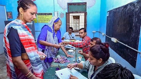 గుజరాత్ లోని ఖేడాలోని ఓ పోలింగ్ కేంద్రంలో ఓటు వేసేందుకు వచ్చిన ట్రాన్స్ జెండర్