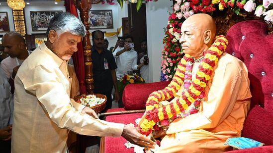 వివిధ రాష్ట్రాల్లో మధ్యాహ్న భోజనాన్ని పరిశుభ్రంగా, నాణ్యతతో అక్షయపాత్ర ద్వారా అందిస్తున్నారని సీఎం చంద్రబాబు అన్నారు. 22 లక్షల మందికి ప్రతి రోజూ అక్షయపాత్ర ద్వారా ఆహారం అందిస్తున్నారని గుర్తుచేశారు. కృష్ణాపుష్కరాల సమయంలో 3 లక్షల మందికి భోజనం అందించారని, అన్న క్యాంటీన్ కు భోజన సరఫరా కూడా గతంలో అక్షయపాత్రకే అప్పగించామన్నారు. భోజన నాణ్యతలో ఒక్క చిన్న ఫిర్యాదు లేకుండా అన్న క్యాంటీన్లకు ఆహారం సరఫరా చేశారన్నారు. &nbsp;203 అన్న క్యాంటీన్లు నాడు నిర్వహించామన్నారు. కానీ గడిచిన ప్రభుత్వం అన్న క్యాంటీన్లను మూసేసిందన్నారు. &nbsp;త్వరలోనే అన్న క్యాంటీన్లు పున:ప్రారంభిస్తామని సీఎం చంద్రబాబు తెలిపారు. &nbsp;