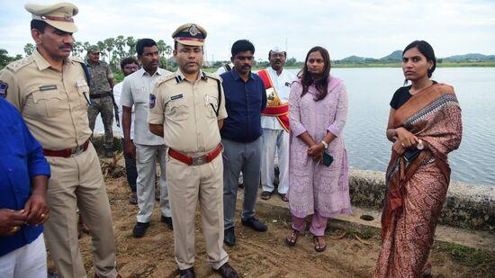 చెరువును పరిశీలిస్తున్న అధికారులు