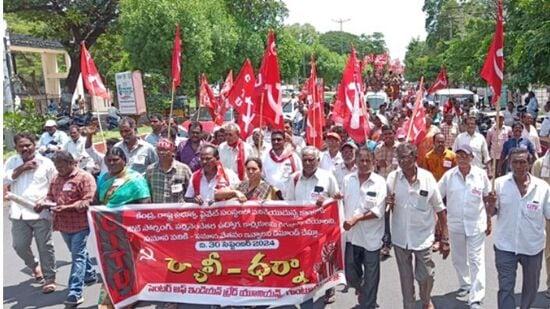 విజ‌య‌న‌గ‌రం టౌన్‌లో త‌మ‌కు ఉద్యోగ భ‌ద్ర‌త క‌ల్పించాల‌ని, త‌మ కుటుంబాల‌ను ఆదుకోవాల‌ని ఏపీ బెవారేజ్ కార్పొరేష‌న్ కాంట్రాక్ట్ ఔట్ సోర్సింగ్ వెల్ఫేర్ అసోసియేష‌న్ ఆధ్వ‌ర్యంలో క‌లెక్ట‌ర్ కార్యాల‌యం వ‌ద్ద ధ‌ర్నా జ‌రిగింది. నూత‌న మ‌ద్యం పాల‌సీ వ‌ల్ల వేలాది కుటుంబాలు రోడ్డున ప‌డ‌తాయ‌ని అన్నారు.