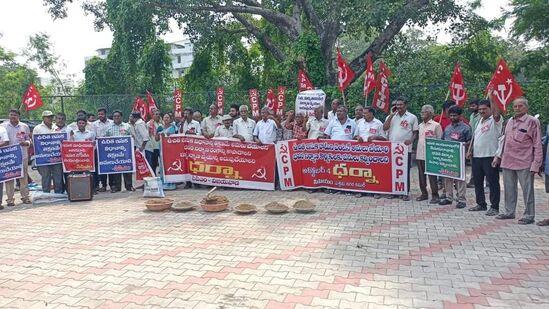 ఇప్ప‌టికే అన్ని జిల్లాల్లో ఇసుక అక్ర‌మ ర‌వాణ చేస్తున్న వాహ‌నాలు ప‌ట్టుబ‌డుతున్నాయని సీపీఎం నేతలు చెబుతున్నారు. ప్ర‌తి రోజు ఏదో ఒక జిల్లాలో, ఏదో ఒక మండ‌లంలో ఇసుక‌ అక్ర‌మ ర‌వాణా చేసే వాహ‌నాలు ప‌ట్టుబ‌డుతున్నాయి. వీటికి వ్య‌తిరేకంగా సీపీఎం పోరాడుతోంద‌ని.. నేత‌లు స్ప‌ష్టం చేశారు.