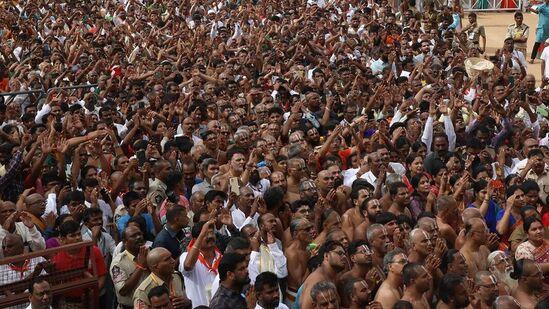 తిరుమలలో రథోత్సవం అన్నివిధాలా ప్రసిద్ధమైంది. ”రథస్థం కేశవం దృష్ట్వా పునర్జన్మనవిద్యతే” అన్న ఆర్షవాక్కులు రథోత్సవం మోక్షప్రదాయకమని వివరిస్తున్నాయి. తిరుమాడ వీధులలో రథాన్ని లాగేటప్పుడు ప్రమాదాలు జరుగకుండా అధికారులు తగిన జాగ్రత్తలు తీసుకున్నారు. రథానికి తాళ్ళుకట్టి వీధులలో భక్తులు, అధికారులు అందరూ రథాన్ని ముందుకు లాగారు.