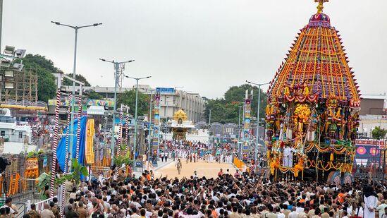 రథోత్సవం సందర్భంగా శ్రీవారికి భక్తులు అడుగడుగునా నీరాజనాలు సమర్పించారు. &nbsp;గోవిందనామస్మరణతో ఆలయ మాడవీధులు మారుమోగాయి. అనాదికాలం నుండి రాజులకు రథసంచారం ప్రసిద్ధం. యుద్ధాలలో కూడా విరివిగా రథసంచారం జరిగినట్లు భారతాది గ్రంథాలు వివరిస్తున్నాయి.