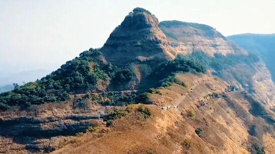 ఈ లైన్ ప్రత్యేకత ఏంటంటే.. నెరల్ (40మీ) నుండి మాథేరన్ (803మీ) వరకు కొద్దిసేపట్లోనే ఎక్కుతుంది. 20 కిలోమీటర్ల మార్గంలో అనేక మలుపులు ఉంటాయి.&nbsp;