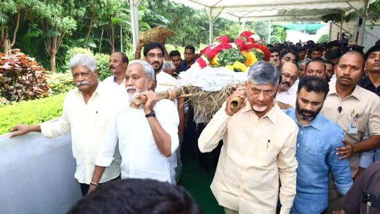 సీఎం చంద్రబాబు నాయుడు, మంత్రి లోకేశ్‌, &nbsp;రామ్మూర్తి నాయుడి కుమారుడు, సినీ హీరో నారా రోహిత్‌, ఇతర కుటుంబ సభ్యులు పాల్గొన్నారు. తల్లిదండ్రుల అంతిమ సంస్కారాలు చేసిన చోటే రామ్మూర్తి నాయుడి అంత్యక్రియలు చేశారు.&nbsp;