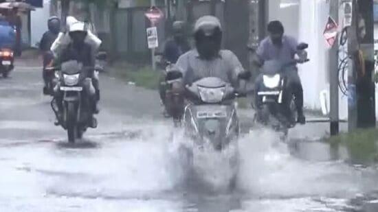 AP TG Rains : ఏపీ, తెలంగాణలో భారీ వర్షాలు.. ఈ జిల్లాలకు అలర్ట్.. స్కూళ్లకు సెలవు