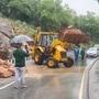 తిరుమల ఘాట్ రోడ్డులో విరిగిపడ్డ కొండచరియలు