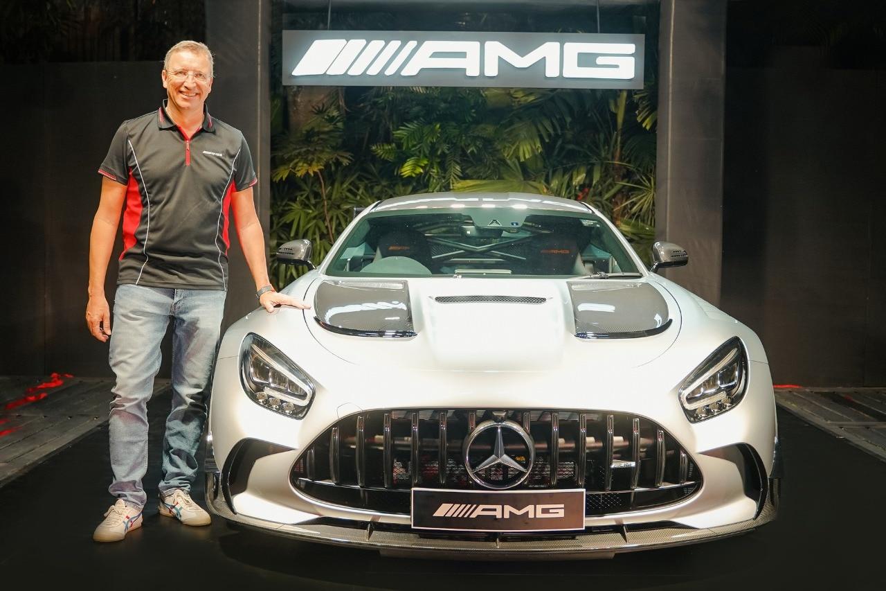 రెండు-డోర్ల AMG GT బ్లాక్ 3.2 సెకన్లలో 0 నుంచి 100 kmph, 0 నుంచి 200 kmph వేగాన్ని అందుకోగలదు. అవసరమైన సమయంలో 325 kmph వేగాన్ని కూడా అందుకోగలదు.