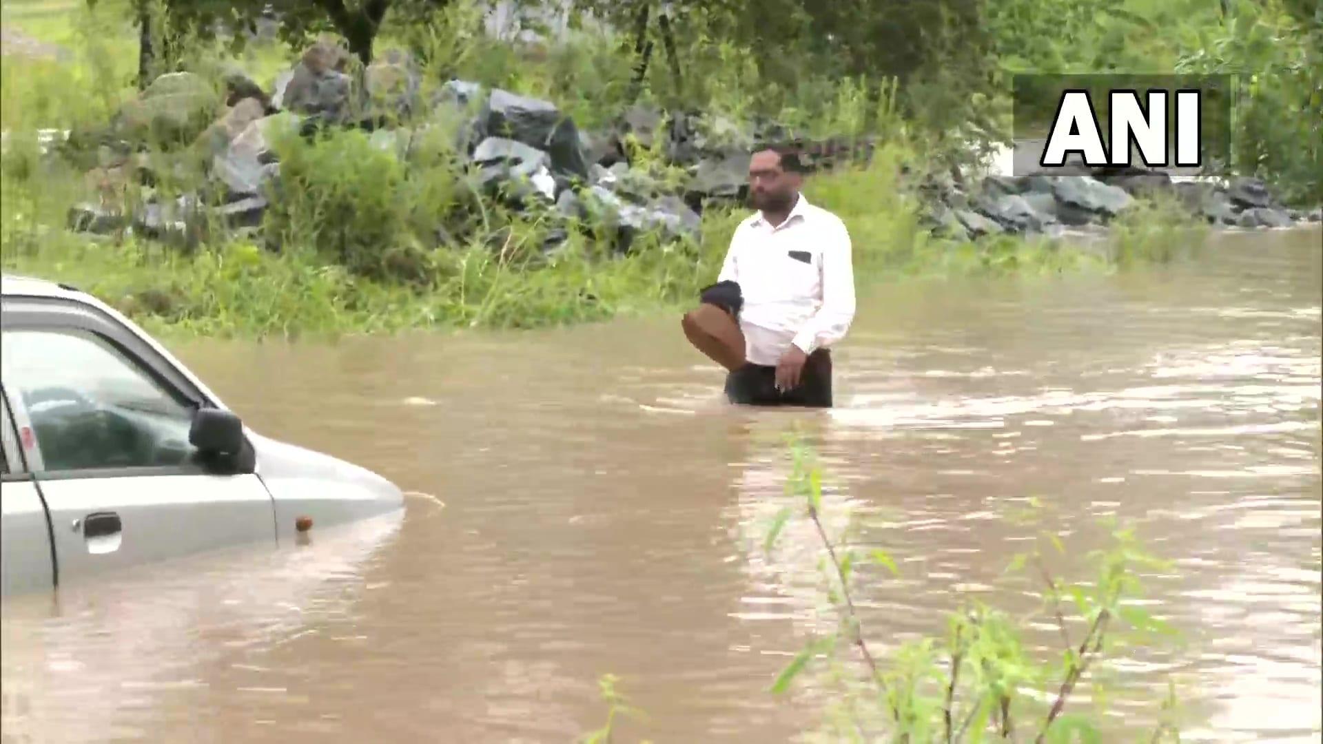 హిమాచల్​ప్రదేశ్​ ఆకస్మిక వరదలో చిక్కుకున్న ఓ వ్యక్తి