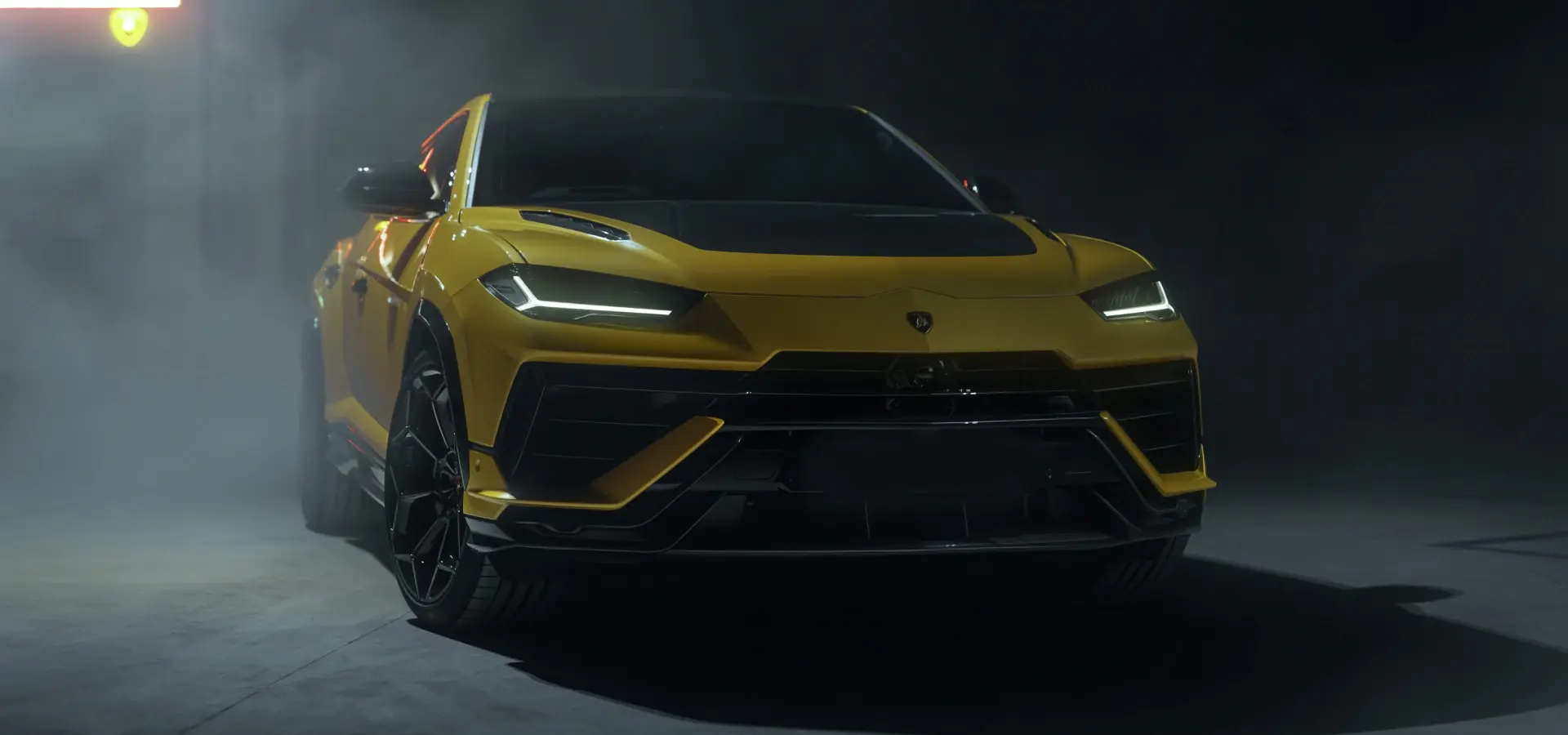 2022 Lamborghini Urus Performante కారు నిర్మాణంలో తేలికపాటి కార్బన్-ఫైబర్ భాగాలను ఉపయోగించారు. ఇది పాత వెర్షన్ కంటే 47 కిలోల బరువు తక్కువగా ఉంది. ఈ నేపథ్యంలో ఇది అత్యంత వేగవంతమైన SUVగా రూపుదిద్దుకుంది.