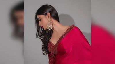 Mouni Roy flaunted her grace by striking some elegant dance poses for the camera in the gorgeous 6 yards.