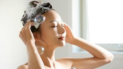 Massage the hair: చేతివేళ్లతో జుట్టుకు మసాజ్ చేయడం వల్ల తలలో రక్త ప్రసరణ పెరుగుతుంది.