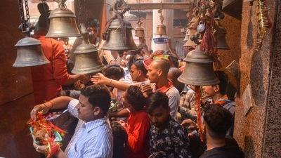 నవరాత్రి ఉత్సవాల మొదటి రోజున కాన్పూర్‌లోని బరా దేవి ఆలయాన్ని సందర్శిస్తున్న భక్తులు