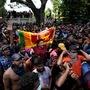 <p>Sri lanka crisis: ప్రధాన మంత్రి కార్యాలయం వద్ద ఆందోళనకారుల నిరసన</p>