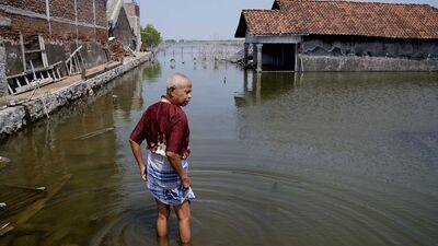 Indonesia floods : టింబుల్సోకోలో ఎటు చూసినా వరద నీరే దర్శనమిస్తోంది. సాయం కోసం ప్రజలు బిక్కుబిక్కుమంటూ ఎదురుచూస్తున్నారు. కానీ వారికి సహాయం అందడం లేదు.