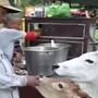 Cow Funny Video: పానీపూరీ  తింటున్న ఆవు.. వైరల్‌గా మారిన వీడియా!