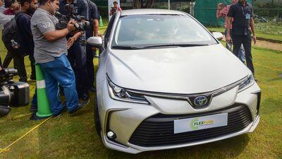 Toyota Corolla Altis Hybrid Flex-fuel car: గడ్కరీ ఆవిష్కరించిన టయోటా ఫ్లెక్సీ ఫ్యూయల్ కారు వద్ద మీడియా ప్రతినిధులు