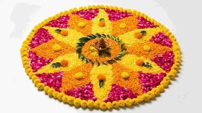 Diwali Flower rangoli: ఈ రంగోలి డిజైన్‌ను బంతి పువ్వులు, గులాబీ పువ్వులతో చేయవచ్చు. ఇంకా ఏవైనా పువ్వులు ఉంటే కూడా అలంకరించవచ్చు.