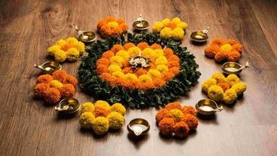 Diwali Flower rangoli: ఈ రంగోలీ డిజైన్ కూడా బాగా పాపులర్. ఈ దీపావళికి మీరు కూడా పూలతో ఈ రంగోలీ డిజైన్‌ని ప్రయత్నించవచ్చు..
