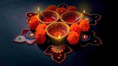 Diwali Flower rangoli: సులభమైన రంగోలి డిజైన్ కోసం చూస్తున్నట్లయితే, మీరు పూలతో సింపుల్‌గా ఇలా దీపాలను అలంకరించవచ్చు