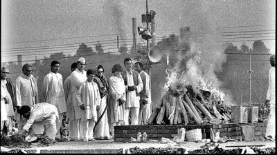 నవంబరు 3, 1984న ఇందిరా గాంధీ అంత్యక్రియలు, చిత్రంలో రాజీవ్ గాంధీ, సోనియా గాంధీ తదితరులు SN Sinha/HT ARCHIVE