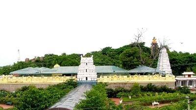గోదావరి నది వెంబడి ఉన్న బాసర సరస్వతీ దేవి ఆలయం