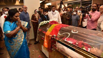 Governor Tamilisai paid homage to krishna: కృష్ణ పార్థివ దేహానికి నమస్కరిస్తున్న గవర్నర్ తమిళిసై