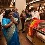 <p>Governor Tamilisai paid homage to krishna: కృష్ణ పార్థివ దేహానికి నమస్కరిస్తున్న గవర్నర్ తమిళిసై</p>
