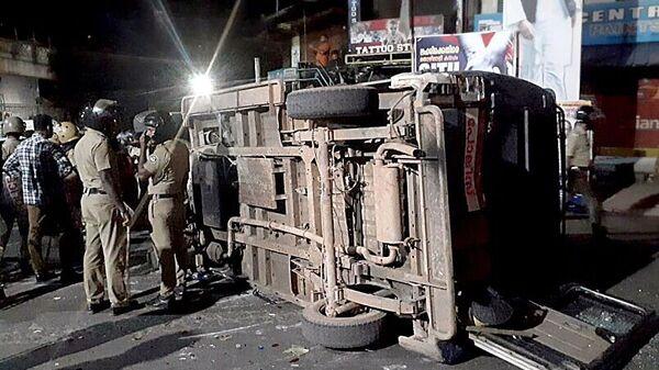 Adani Port Protests: పోలీస్ స్టేషన్‍పై నిరసనకారుల దాడి.. 3,000 మందిపై కేసులు