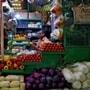 Retail Inflation: తగ్గిన రిటైల్ ద్రవ్యోల్బణం.. 11 నెలల తర్వాత ఆర్బీఐ టార్గెట్‍లో..