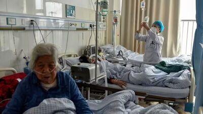 చైనాలోని ఓ ఆసుపత్రిలో చికిత్స పొందుతున్న కరోనా పేషెంట్లు (Photo: AP/PTI)