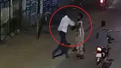 Man Stabs Wife: నడిరోడ్డుపై భార్యను కత్తితో పలుమార్లు పొడిచి చంపిన భర్త.. వీడియో (Photo: Twitter Video screengrab)